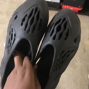 Black yeezy foam runners